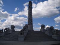 Monolith mit 121 Figuren