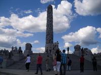 Monolith mit 121 Figuren