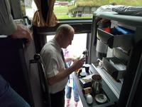 Peter bereitet Kaffeespeziale