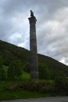 Saga-Säule am Elveseter-Hotel