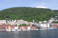 Blick auf das Hanseviertel Bryggen und den Hausberg Floyen