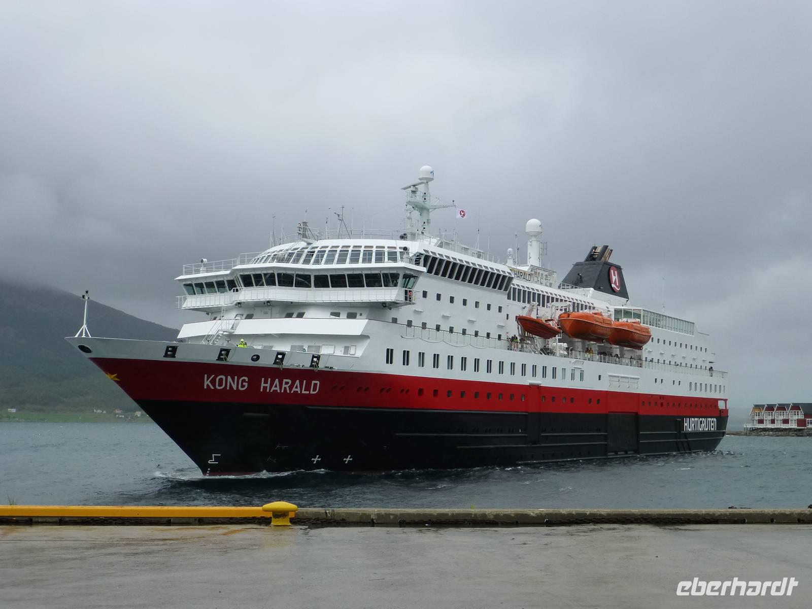 Hurtigrute König Harald legt in Stokmarknes an