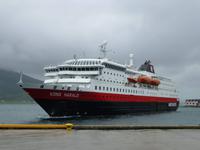 Hurtigrute König Harald legt in Stokmarknes an