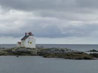 Insel Vaeroy - einsames Haus an Hafeneinfahrt