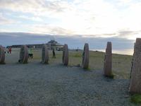 Nordkap - Blick durch das Denkmal für die KInder der Welt zur Weltkugel
