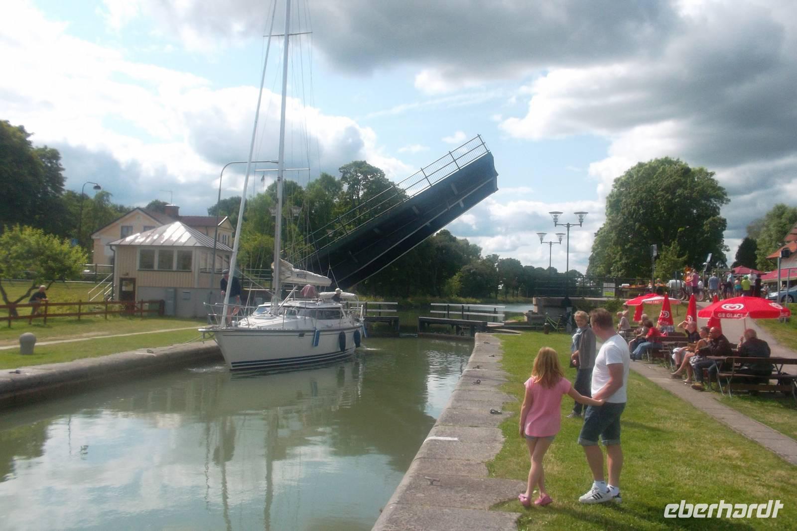 Schon schließt sich die hochklappbare Straßenbrücke von Berg wieder