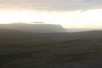 Der Nordkapfelsen von der Seite im Licht der Mitternachtssonne