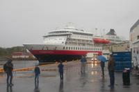 Das Hurtigrutenschiff läuft in Svolvaer auf den Lofoten ein