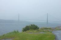 Die Helgelandsbrücke bei Regen und Nebel