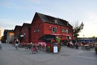 Kauppatori (Marktplatz) mit historischen Speicherhäusern der Hanse in Oulu