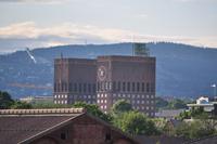 Das Rathaus von Oslo - links im Hintergrund die Schanze am Holmenkollen