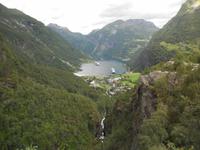 Blick zurück auf den Geirangerfjord und den gleichnamigen Ort