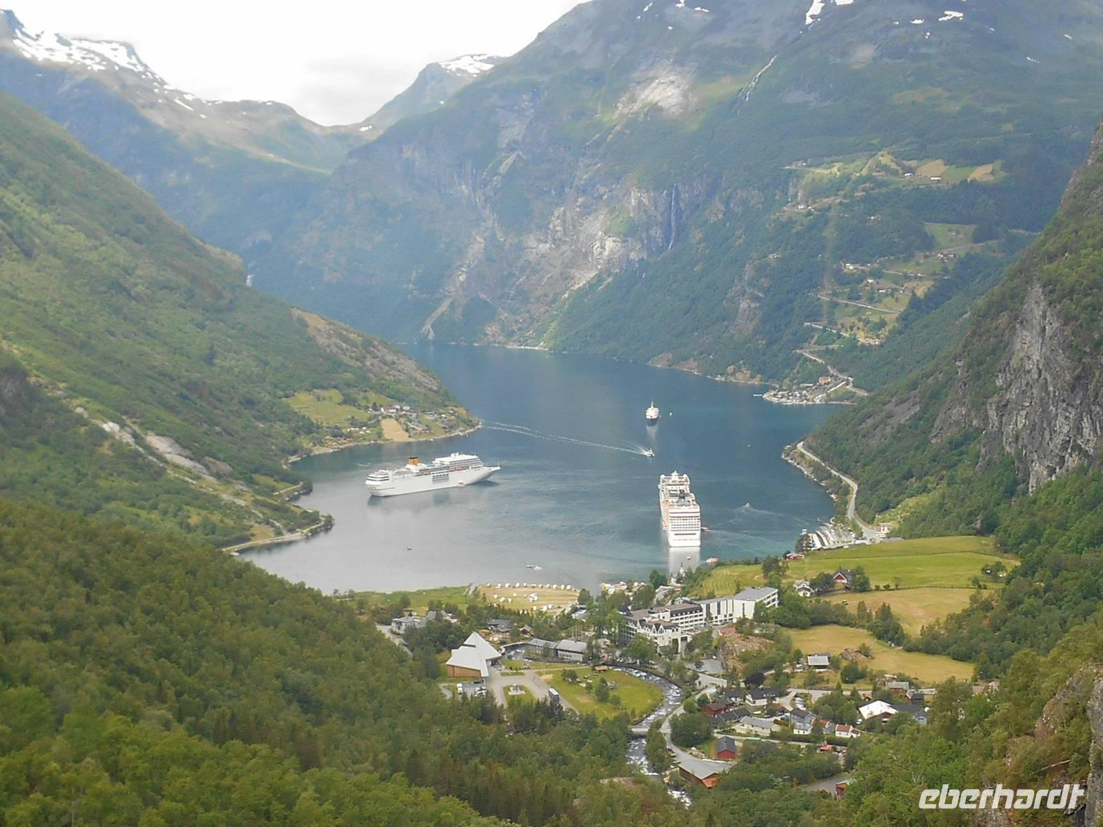 Blick auf Geiranger und den Geirangerfjord