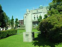 Henrik Ibsen vor dem Theater in Bergen