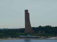 Fahrt durch die Kieler Förde (Marine-Ehrenmal im Ostseebad Laboe)