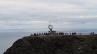 114 Insel Magerøya, Reisegruppe auf dem Nordkapfelsen