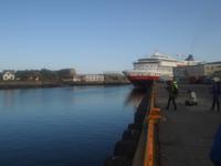 Das Hurtigruten-Schiff kommt in Svolvaer an