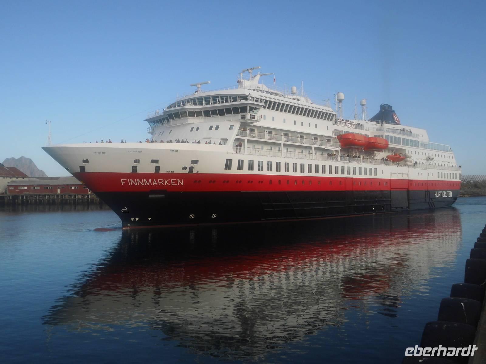 Das Hurtigruten-Schiff kommt in Svolvaer an