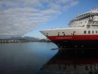 Das Hurtigruten-Schiff kommt in Svolvaer an