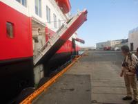 Das Hurtigruten-Schiff kommt in Svolvaer an