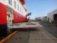 Das Hurtigruten-Schiff kommt in Svolvaer an