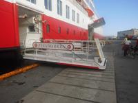 Das Hurtigruten-Schiff kommt in Svolvaer an