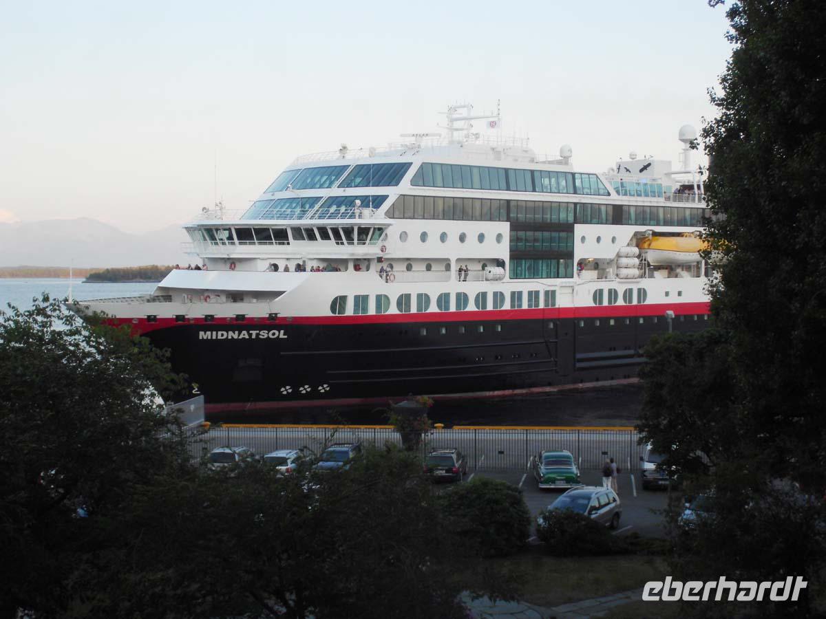 Die Midnatsol legt in Molde an