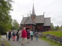 Vor der Stabkirche in Maihaugen