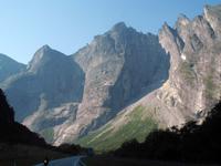 Die Trollwand bei Sonne