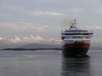 Hurtigrutenschiff  in Molde