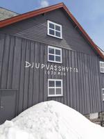 Djupvasshytta im Schnee