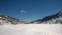 Bergseen unter Schnee