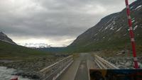 Brücke und Bus auf Tuchfühlung