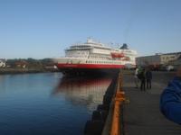 Das Hurtigruten-Schiff kommt in Svolvaer an