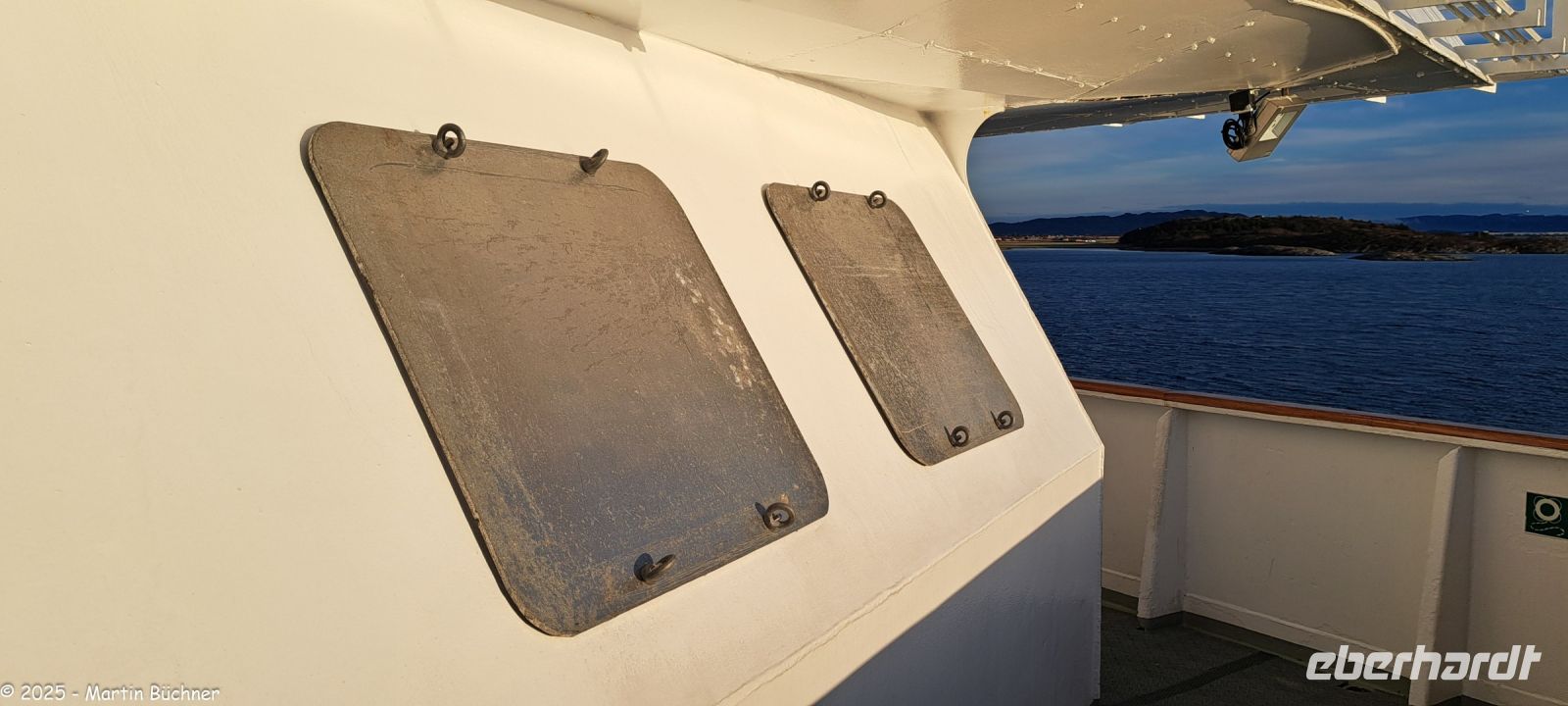 Das sieht man auch auf meinem Sturmschiff (liebevoll!) Kong Harald auch nicht alle Tage - die Sturmluken wurden angebracht!