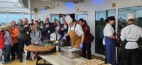 Der Chefkoch bereitet die Muscheln zu