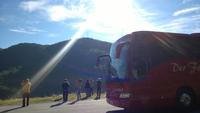 Der schicke rote Bus im Sonnenschein