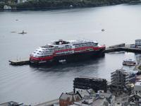 Die Hurtigruten legt in Alesund an