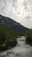 Einer der tausend Wasserfälle auf dem Weg