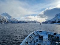 Fahrt durch den Raftsund (Wasserstraße zwischen den Lofoten und Vesterålen - Raftsundbrücke)