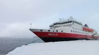 Finnsnes - mit Senja-Brücke im Hintergrund - Hurtigruten M/S Nordlys