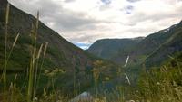 Fjord und Wasserfall