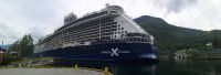 Flam - kleiner Ort mit einem großen Koloss im Hafen