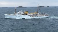 Gegen 22:30Uhr fahren wir an der historischen Yacht der Königsfamilie vorbei 