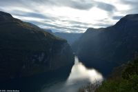 Geirangerfjord - Standort Ørne-Svingen (Adlerkurve) - Blick zu den Wasserfällen 
