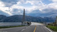 Helgelands-Küstenbrücke über den Leirfjord auf die Insel Alsten (Sandnessjøen)
