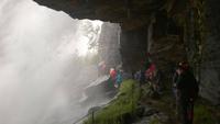 Hinter dem Wasserfall