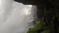 Hinter dem Wasserfall