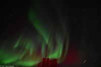 Hurtigruten - Polarlicht - Nordlicht - Aurora Borealis mit Sternschnuppe (Meteorit) (links von der Bildmitte) - unten rechts Flugzeug