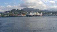 Hurtigrutenschiff Einlauf in Kristiansund
